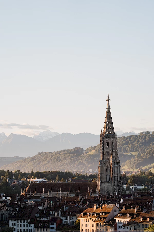 Evening view over Bern with the Bern Minster and the Alps in the background – city photography during the EL Congress 2025, Voll Toll GmbH, photographers in Bern.