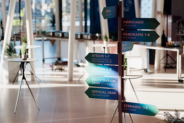 Beschilderung im Kursaal Bern während des EL Congress 2025 – Detailaufnahme der Eventfotografie von Voll Toll GmbH, Fotografinnen in Bern.